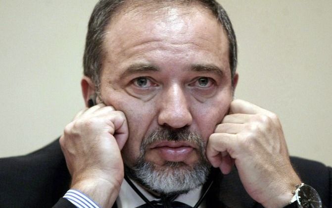 APELDOORN – Avigdor Lieberman geldt als een van Israëls meest omstreden politici. Zijn komst naar Nederland riep dan ook het nodige protest op. De minister is eraan gewend. „Je moet genereus voor je vrienden zijn en wreed voor je vijanden.” Foto EPA