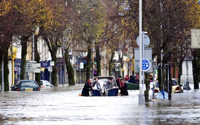 Mensen in Cokermouth worden geevacueerd. Foto EPA