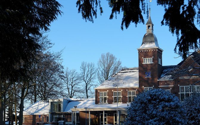 RIJSSEN – De nieuwe muziekschool in Rijssen (l.) is een aanbouw aan het historische Parkgebouw. Het gebouw wordt morgen geopend met de uitvoering van een muziekstuk van Prokofjev. Foto Dick Sanderman