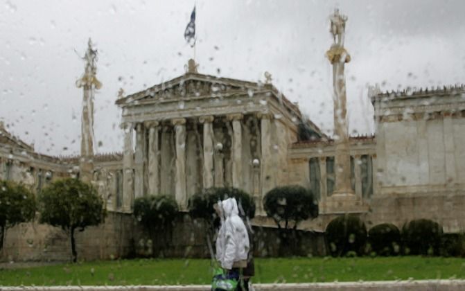 ATHENE – Regen valt in Athene, de hoofdstad van Griekenland. De schuldenproblematiek van Griekenland, Portugal en Spanje zorgt voor veel nervositeit bij beleggers. Zij vrezen dat daardoor het economische herstel in gevaar kan komen en het vertrouwen in de