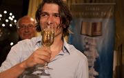 ROTTERDAM - Dimitri Verhulst toast op het het winnen van de Libris Literatuurprijs 2009. Foto ANP