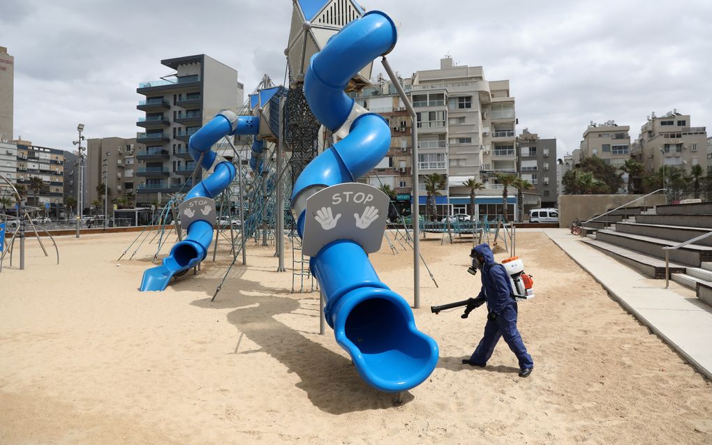 Een speeltoestel in Bat Yam, in de buurt van Tel Aviv, wordt gedesinfecteerd. beeld EPA