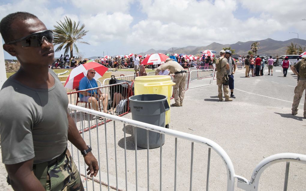 Drukte op het vliegveld van Sint Maarten, waar mensen wachten op een vlucht om het eiland te verlaten. beeld ANP