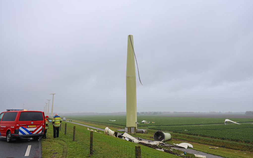 De bovenkant van een windmolen inclusief de rotor is vernield. beeld ANP/ INTER VISUAL STUDIO