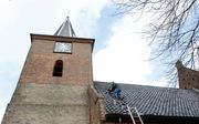 De 700 jaar oude hervormde kerk in Valburg liep averij op aan de daken. beeld VidiPhoto