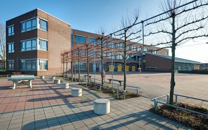 De Rijssense vestiging van de Jacobus Fruytier scholengemeenschap. Omdat het aantal besmettingen oploopt, worden de lessen op afstand gegeven. beeld JSFG