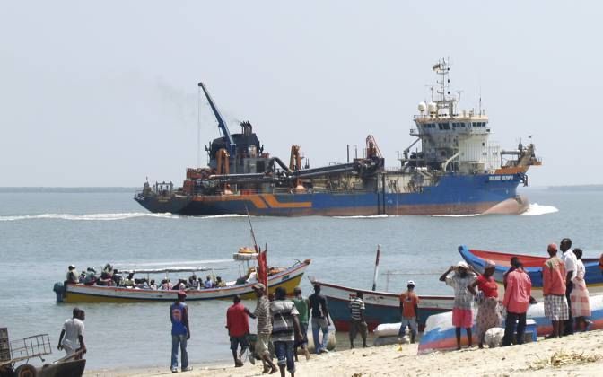 Sleephopperzuiger Volvox Olympia van Van Oord aan het werk voor de kust van Beira in Mozambique. Foto Van Oord.