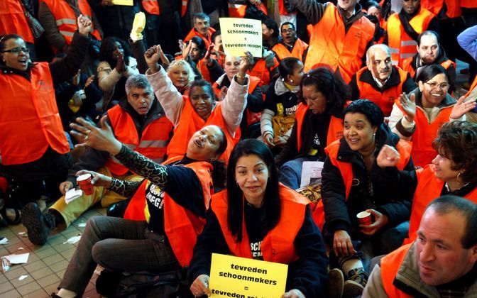 UTRECHT - Schoonmakers uit het hele land kwamen dinsdag bijeen op Utrecht Centraal Station. Ze hielden een zogenaamde zitactie en eisten onder meer een hoger loon. Foto ANP