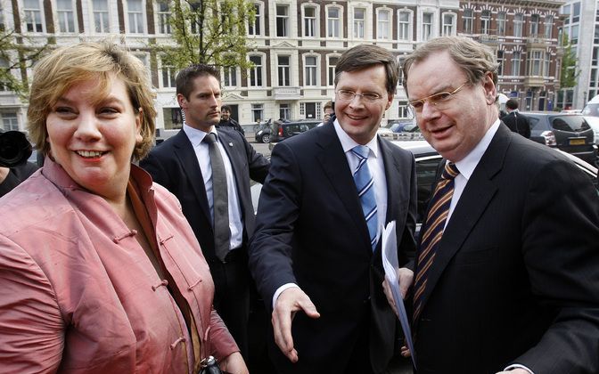 DEN HAAG - In het SER-gebouw vindt woensdag het voorjaarsoverleg plaats tussen kabinet ,vakbeweging en werkgeversorganisaties. Vlnr Agnes Jongerius (voorzitter FNV) , Premier Balkenende en Bernard Wientjes (voorzitter vereniging VNO-NCW) begroeten elkaar 