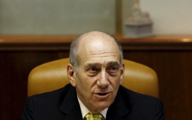 JERUZALEM (AP) – De Israëlische premier Ehud Olmert is vrijdag door de politie ondervraagd over nieuwe beschuldigingen met betrekking tot Amerikaanse campagnebijdragen. Olmert, een vroegere burgemeester van Jeruzalem die twee jaar geleden premier werd, is