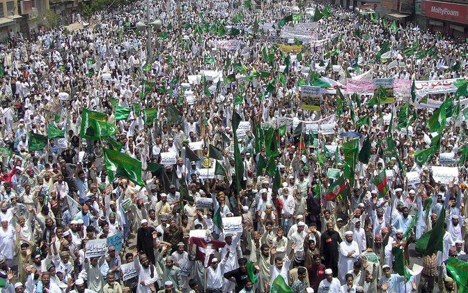 KARACHI (AP) – Zo’n vijfduizend aanhangers van een radicale islamitische organisatie hebben zaterdag in de Pakistaanse stad Karachi gedemonstreerd tegen de antikoranfilm van Wilders, Fitna. Foto EPA