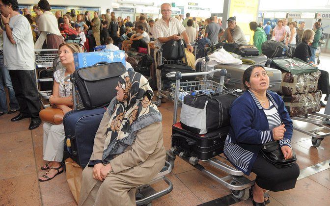 Gestrande passagiers tijdens de staking in Zaventem. Foto EPA.