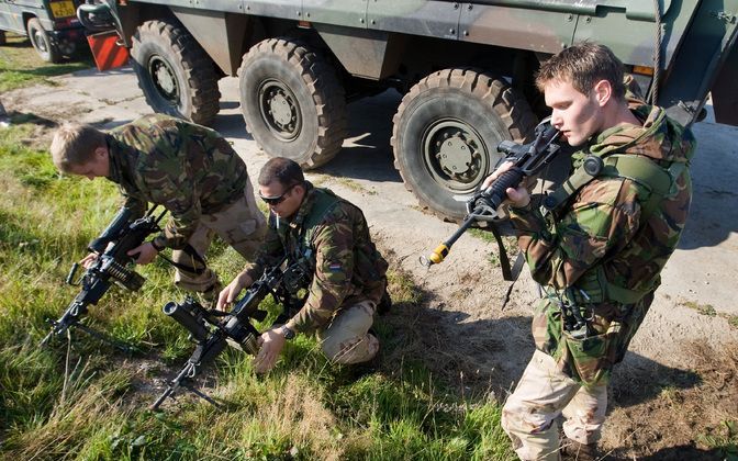 Nederlandse militairen oefenen voor hun missie in Uruzgan. - Foto ANP