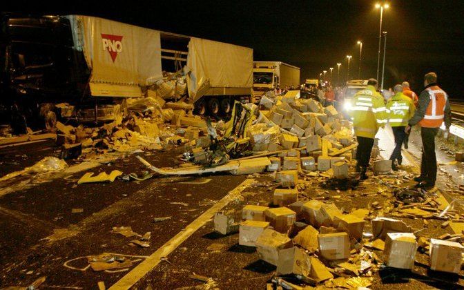 De Verkeerspolitie van het Korps landelijke politiediensten stelt in samenwerking met de politie IJsselland een onderzoek naar een ongeval dinsdagmiddag op de rijksweg A1 ter hoogte van Deventer. Foto ANP