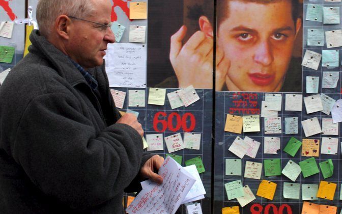 JERUZALEM – Noam Shalit, de vader van de ontvoerde militair Gilad Shalit, staat bij een foto van zijn zoon, die zaterdag in totaal 1000 dagen gevangen wordt gehouden door Hamas in de Gazastrook. De vader stelt alles in het werk om zijn zoon vrij te krijge