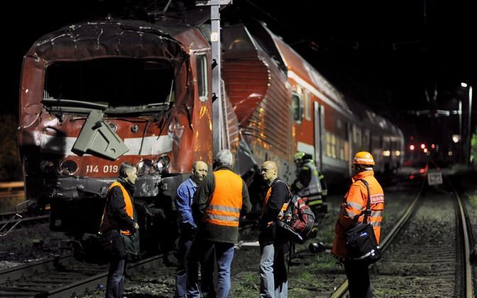 Reddingswerkers bij het zwaar beschadigde treinstel. Foto EPA