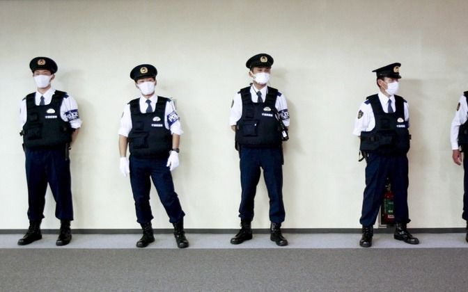 TOKYO - Japanse politieagenten dragen mondkapjes ter bescherming tegen Mexicaanse griep. Foto EPA