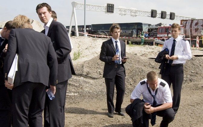 VINKEVEEN - Buspassagiers praten met elkaar over het ongeluk. Foto ANP