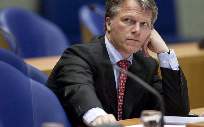 Minister Bos heeft gemengde gevoelens over het herstel van de economie. Foto ANP