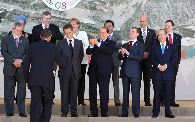 Wereldleiders applaudisseren voor Obama als hij arriveert voor de groepsfoto tijdens de G8-top. Foto EPA