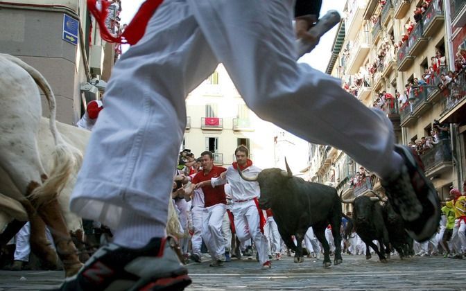 Bij het stierenrennen in Pamplona is een dode gevallen. Foto EPA