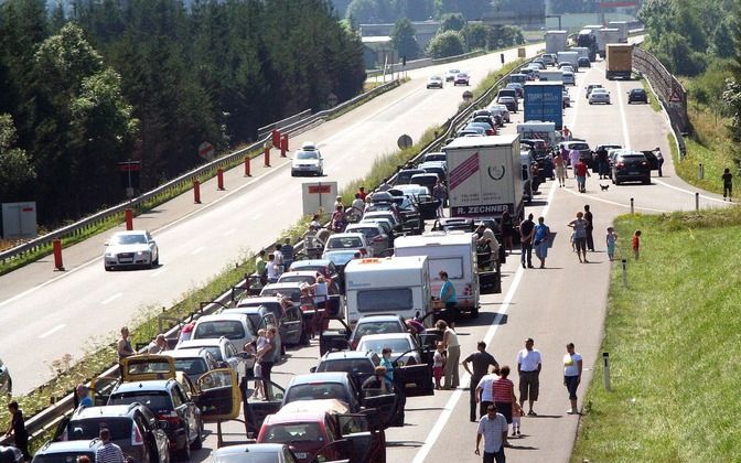 Een file van 35 kilometer op de A10 in Oostenrijk voor de Tauerntunnel. Foto EPA