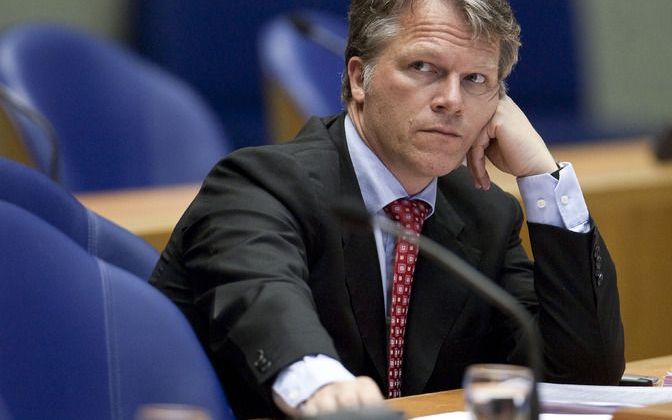 De bonus beklijft, tot grote ergernis van minister Bos van Financiën. Foto ANP