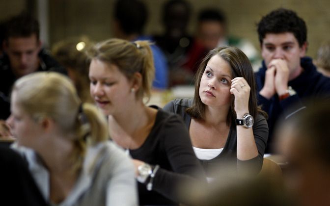 UTRECHT – Vmbo-docenten in de gemeente Utrecht gaan de komende drie jaar terug de schoolbanken in. De 300 leerkrachten uit de stad Utrecht krijgen trainingen in rekenen, taal en maatschappijleer om hun leerlingen beter te kunnen doceren. Foto ANP