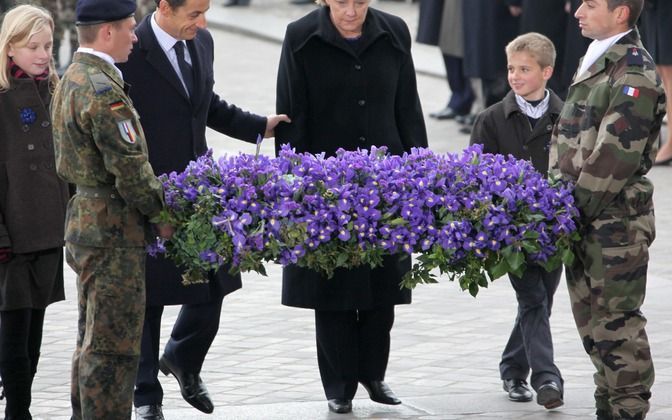 PARIJS - Merkel en Sarkozy leggen een krans in Parijs bij de Arc de Triomphe als herdenking van het einde van de Eerste Wereldoorlog. Foto EPA