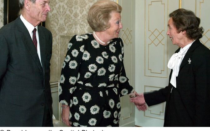 De Roemeense regering vraagt koning Michael I twee keer in Europa te lobbyen voor toelating van Roemenië tot de NAVO en de EU. In 2002 bezoekt de koning (l.) met zijn vrouw, koningin Anna (r.), daarom ook koningin Beatrix. Foto ANP