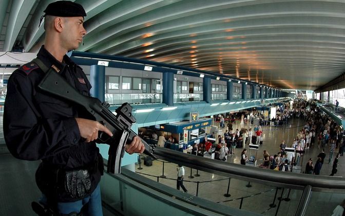 Beveiliging op vliegveld Fiumicino in Rome. Foto EPA