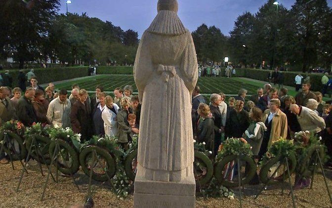 Honderdvijftig nabestaanden van 35 Nederlanders die tijdens de Tweede Wereldoorlog zijn weggevoerd vanuit Putten naar concentratiekamp Neuengamme, hebben zaterdag persoonlijke bezittingen van deze mensen teruggekregen. Foto ANP