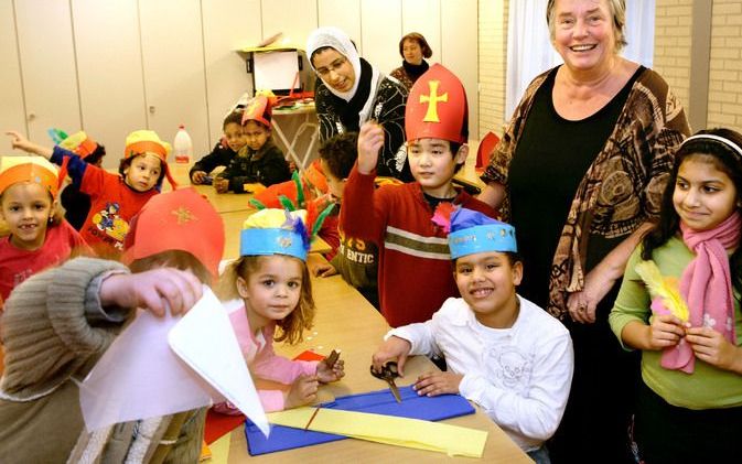 DORDRECHT – Opbouwwerker Aliek van den Berg te midden van kinderen uit de Dordtse wijk Crabbehof. Foto Dick Hol