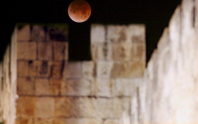 In het buitenland was de maansverduistering beter te zien, zoals hier boven Jeruzalem. Foto EPA