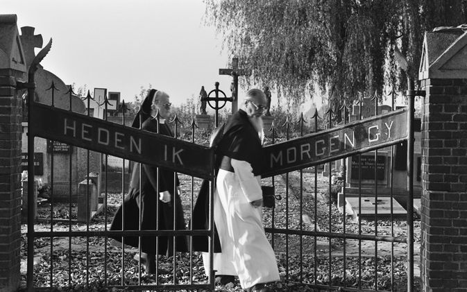 VENLO – Begraafplaats in het Limburgse dorp Baexem. De foto, gemaakt door Loek Tangel in 1984, is te zien in het Limburgs Museum in Venlo. Daar begint morgen een expositie over religieus erfgoed in Limburg. Foto Loek Tangel