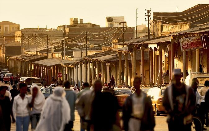 Straatbeeld van Asmara, de hoofdstad van Eritrea. Foto Eric Lafforgue