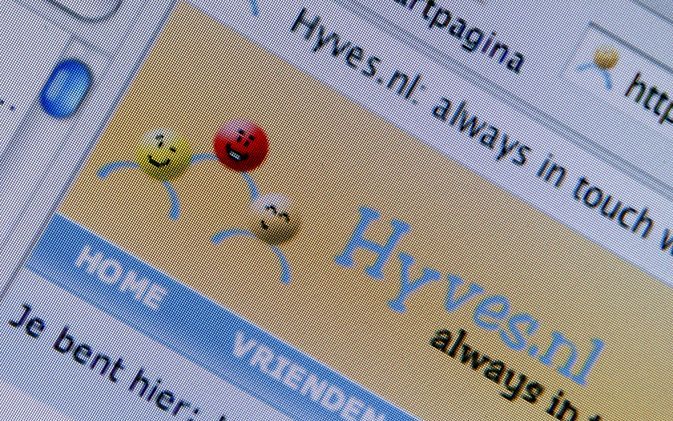 DEN HAAG - Criminelen maken steeds vaker gebruik van internetdiensten met een sociale component, zoals MSN en Hyves. Als één gebruiker verleid wordt om naar een kwaadaardige site te surfen, kan zijn hele sociale netwerk worden overspoeld met kwaaddaardige