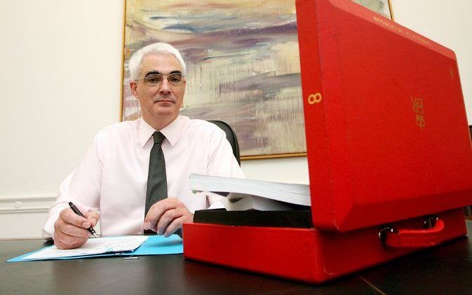 LONDEN - De Britse minister van Financiën, Alistair Darling. Groot–Brittannië moet het buitensporige begrotingstekort voor haar boekjaar 2008/2009 binnen een jaar terugdringen. Dat betekent dat de regering–Brown moet bezuinigen of de belastingverlaging te