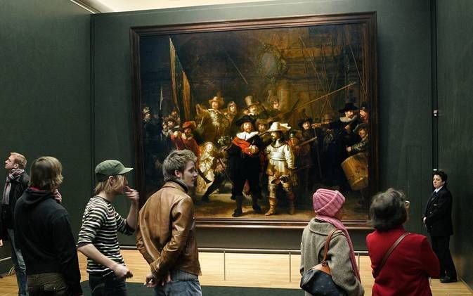 AMSTERDAM - Bezoekers in het Rijksmuseum voor de Nachtwacht van Rembrandt. Het Rijksmuseum onderzoekt of het de gebruikersrechten van zijn collectie vrij kan geven voor publicaties. Foto ANP