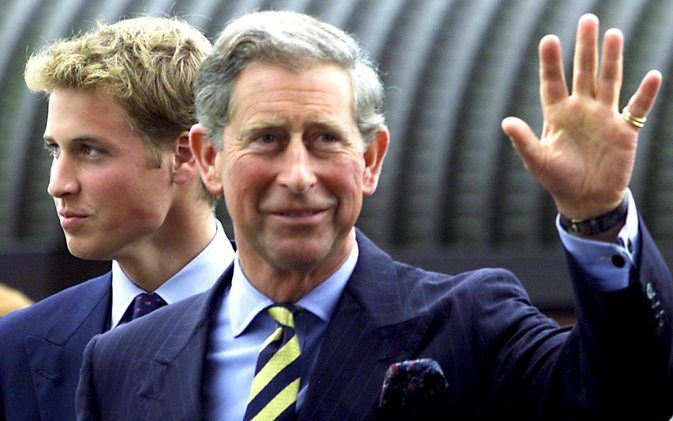 Prins Charles wordt vrijdag 60 jaar. Terwijl veel van zijn leeftijdgenoten al aan hun pensioen denken, wacht de Britse kroonprins nog steeds op het moment dat zijn moeder afstand doet van de troon. Koningin Elizabeth is al 82 jaar, maar lijkt nog niet van