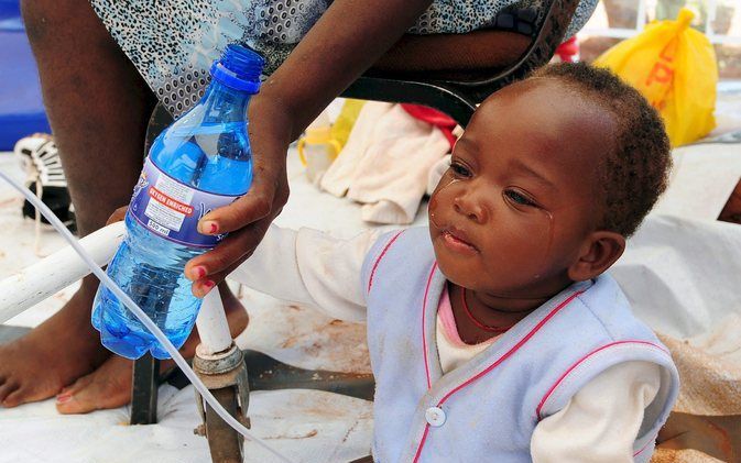 HARARE - Een kind met cholera wordt medisch verzorgd. Foto EPA