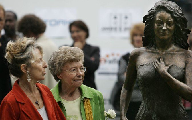 BOXMEER - De moeder van Millecam en Jomanda (L) in 2005 bij de onthulling van het standbeeld van Sylvia Millecam. De actrice en comedienne overleed in 2001 aan de gevolgen van kanker. Foto ANP