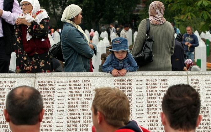 Bezoekers lezen de namen van de Bosnische moslims die omgebracht zijn tijdens het bloedbad in 1995. Foto EPA