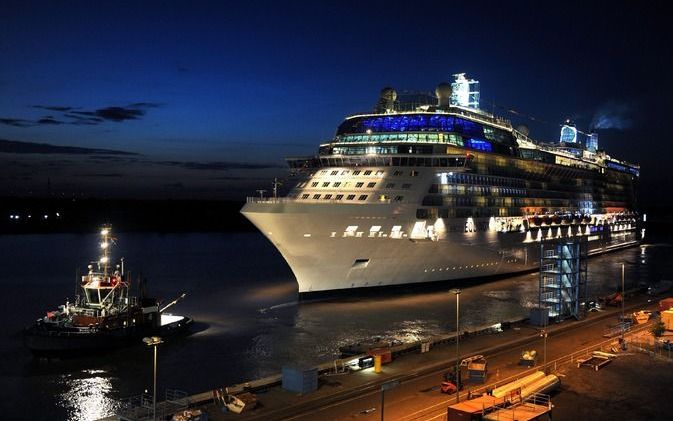 Alle 2100 bemanningsleden en passagiers van het cruiseschip Equinox, dat momenteel in de Eemshaven in Groningen ligt, worden ingeënt tegen de mazelen. Foto ANP