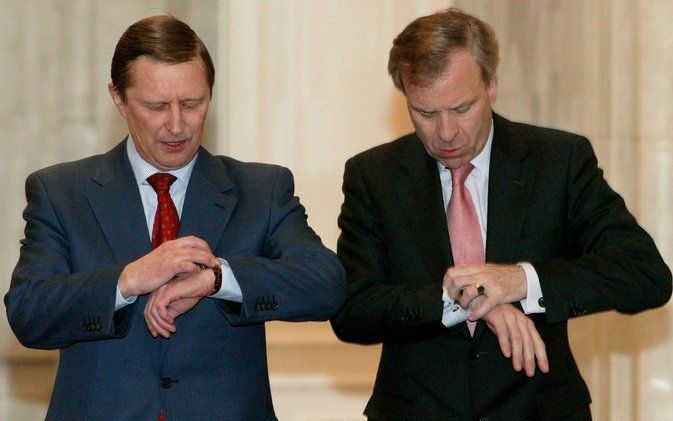 De Hoop Scheffer (r) met de Russische minister van Defensie Sergei Ivanov. Foto EPA