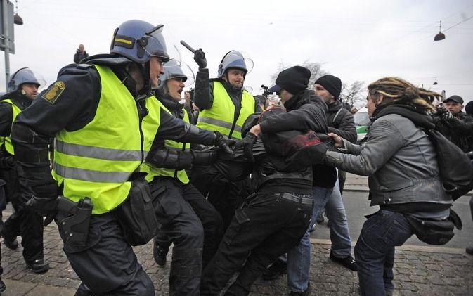 KOPENHAGEN - De Deense oproerpolitie arresteerde afgelopen maandag demonstranten. De afgelopen dagen zijn er in Kopenhagen tal van betogingen geweest om tegen de opwarming van de aarde te protesteren. Foto EPA