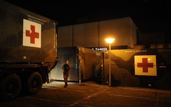 Militairen zijn bezig met de opbouw van het noodhospitaal. Foto ANP