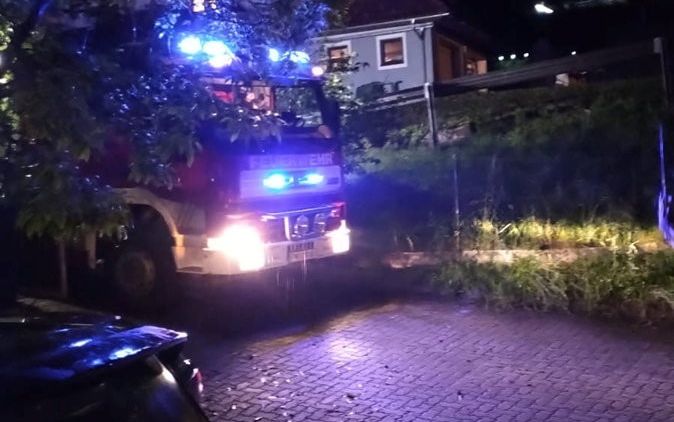 De Oostenrijkse brandweer probeert de volgelopen kelderruimte van het huis van de familie Drost leeg te pompen. beeld fam. Drost