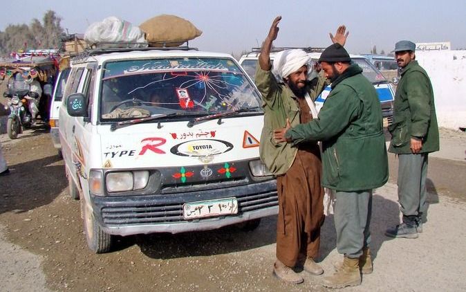 De Afghaanse politie controleert automobilisten in Marjah. Foto EPA