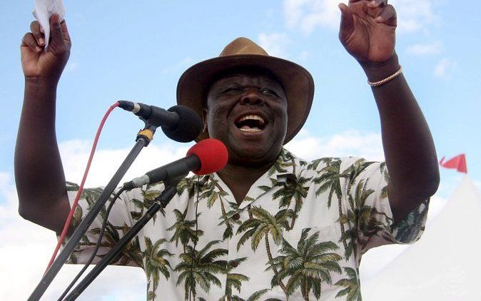 HARARE - Een uitgelaten Tsvangirai zaterdag na de presidentsverkiezingen. Foto EPA